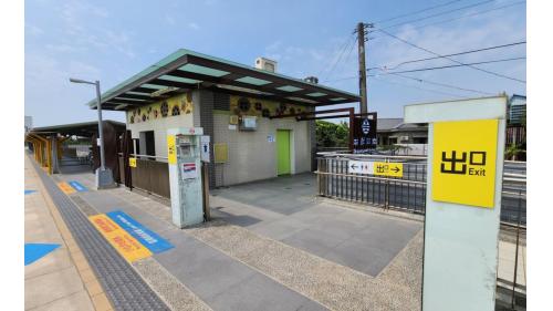 崁頂站位於屏東縣崁頂鄉，站體為平面車站，有岸式月台一座。2019年12月20日配合南迴鐵路電氣化工程，潮州到枋寮段電氣化通車。
&nbsp;