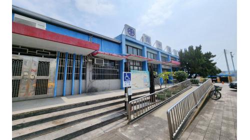 南州車站位於台灣屏東縣南州鄉，因與彰化縣的溪州鄉同名，後改為南州站。南州車站至鎮安車站之間，有一座牛埔川溪橋。在南州車站至林邊車站間為雙軌電氣化鐵路。
