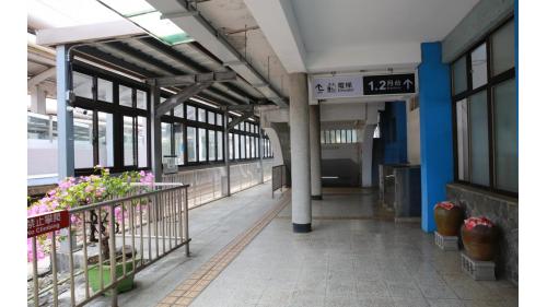 南州車站位於台灣屏東縣南州鄉，因與彰化縣的溪州鄉同名，後改為南州站。南州車站至鎮安車站之間，有一座牛埔川溪橋。在南州車站至林邊車站間為雙軌電氣化鐵路。
&nbsp;