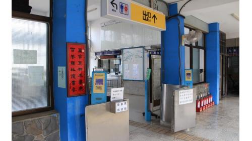 南州車站位於台灣屏東縣南州鄉，因與彰化縣的溪州鄉同名，後改為南州站。南州車站至鎮安車站之間，有一座牛埔川溪橋。在南州車站至林邊車站間為雙軌電氣化鐵路。
&nbsp;