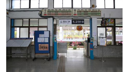 南州車站位於台灣屏東縣南州鄉，因與彰化縣的溪州鄉同名，後改為南州站。南州車站至鎮安車站之間，有一座牛埔川溪橋。在南州車站至林邊車站間為雙軌電氣化鐵路。
&nbsp;