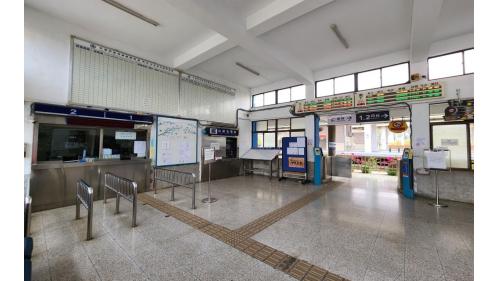 南州車站位於台灣屏東縣南州鄉，因與彰化縣的溪州鄉同名，後改為南州站。南州車站至鎮安車站之間，有一座牛埔川溪橋。在南州車站至林邊車站間為雙軌電氣化鐵路。
&nbsp;