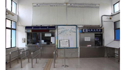 南州車站位於台灣屏東縣南州鄉，因與彰化縣的溪州鄉同名，後改為南州站。南州車站至鎮安車站之間，有一座牛埔川溪橋。在南州車站至林邊車站間為雙軌電氣化鐵路。
&nbsp;