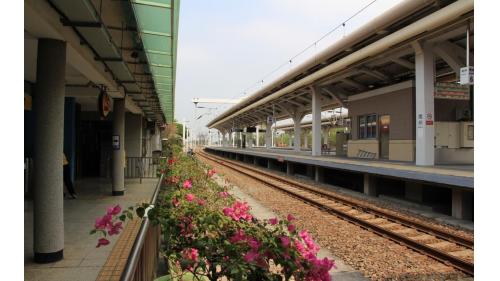 南州車站位於台灣屏東縣南州鄉，因與彰化縣的溪州鄉同名，後改為南州站。南州車站至鎮安車站之間，有一座牛埔川溪橋。在南州車站至林邊車站間為雙軌電氣化鐵路。