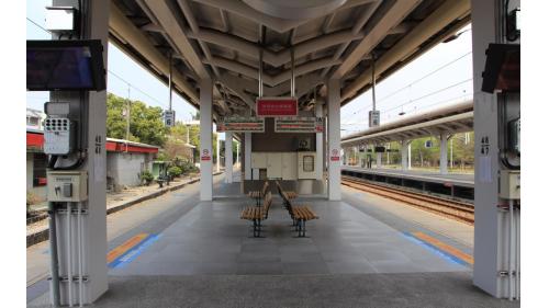 南州車站位於台灣屏東縣南州鄉，因與彰化縣的溪州鄉同名，後改為南州站。南州車站至鎮安車站之間，有一座牛埔川溪橋。在南州車站至林邊車站間為雙軌電氣化鐵路。