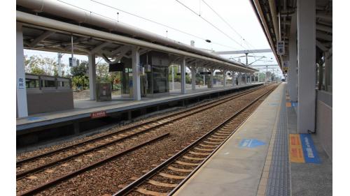 南州車站位於台灣屏東縣南州鄉，因與彰化縣的溪州鄉同名，後改為南州站。南州車站至鎮安車站之間，有一座牛埔川溪橋。在南州車站至林邊車站間為雙軌電氣化鐵路。
&nbsp;
