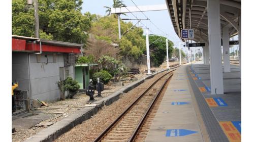 南州車站位於台灣屏東縣南州鄉，因與彰化縣的溪州鄉同名，後改為南州站。南州車站至鎮安車站之間，有一座牛埔川溪橋。在南州車站至林邊車站間為雙軌電氣化鐵路。
&nbsp;