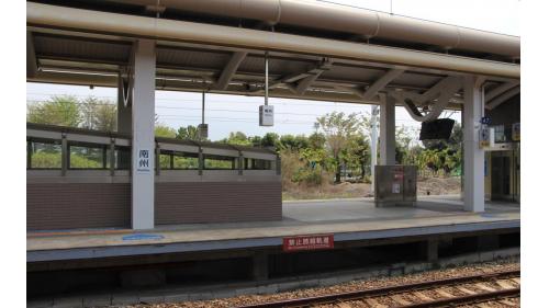 南州車站位於台灣屏東縣南州鄉，因與彰化縣的溪州鄉同名，後改為南州站。南州車站至鎮安車站之間，有一座牛埔川溪橋。在南州車站至林邊車站間為雙軌電氣化鐵路。