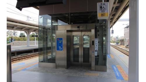 南州車站位於台灣屏東縣南州鄉，因與彰化縣的溪州鄉同名，後改為南州站。南州車站至鎮安車站之間，有一座牛埔川溪橋。在南州車站至林邊車站間為雙軌電氣化鐵路。