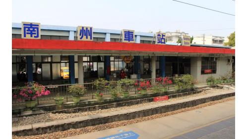 南州車站位於台灣屏東縣南州鄉，因與彰化縣的溪州鄉同名，後改為南州站。南州車站至鎮安車站之間，有一座牛埔川溪橋。在南州車站至林邊車站間為雙軌電氣化鐵路。
&nbsp;