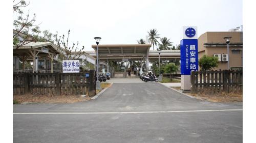 鎮安站位於屏東縣林邊鄉，為一平面車站，側式月台二座，2019年配合南廻鐵路電氣化工程，潮州到枋寮段電氣化通車。
&nbsp;