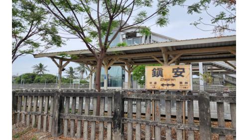 鎮安站位於屏東縣林邊鄉，為一平面車站，側式月台二座，2019年配合南廻鐵路電氣化工程，潮州到枋寮段電氣化通車。
&nbsp;
