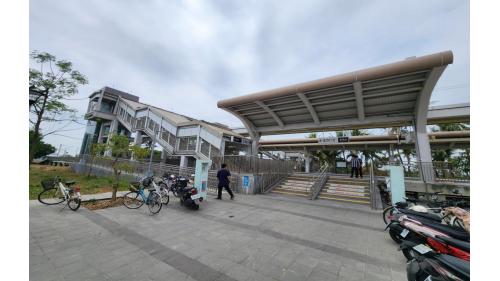 鎮安站位於屏東縣林邊鄉，為一平面車站，側式月台二座，2019年配合南廻鐵路電氣化工程，潮州到枋寮段電氣化通車。
&nbsp;