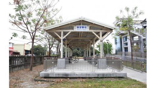 鎮安站位於屏東縣林邊鄉，為一平面車站，側式月台二座，2019年配合南廻鐵路電氣化工程，潮州到枋寮段電氣化通車。
&nbsp;