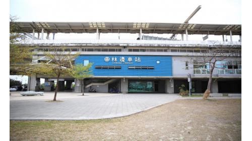林邊站位於屏東縣林邊鄉，鐵路局配合林邊溪橋改建工程將站房改為高架，高架站房於2012年啓用。2019年12月20日配合南廻鐵路電氣工程，潮州到枋寮段電氣化通車。林邊溪橋位於林邊站與佳冬站之間。
&nbsp;