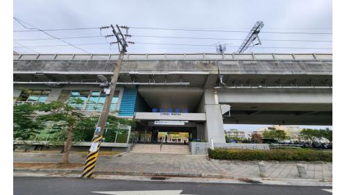 林邊站位於屏東縣林邊鄉，鐵路局配合林邊溪橋改建工程將站房改為高架，高架站房於2012年啓用。2019年12月20日配合南廻鐵路電氣工程，潮州到枋寮段電氣化通車。林邊溪橋位於林邊站與佳冬站之間。
&nbsp;