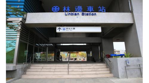 林邊站位於屏東縣林邊鄉，鐵路局配合林邊溪橋改建工程將站房改為高架，高架站房於2012年啓用。2019年12月20日配合南廻鐵路電氣工程，潮州到枋寮段電氣化通車。林邊溪橋位於林邊站與佳冬站之間。
&nbsp;
