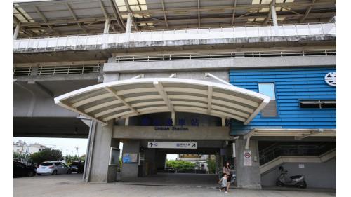 林邊站位於屏東縣林邊鄉，鐵路局配合林邊溪橋改建工程將站房改為高架，高架站房於2012年啓用。2019年12月20日配合南廻鐵路電氣工程，潮州到枋寮段電氣化通車。林邊溪橋位於林邊站與佳冬站之間。
&nbsp;