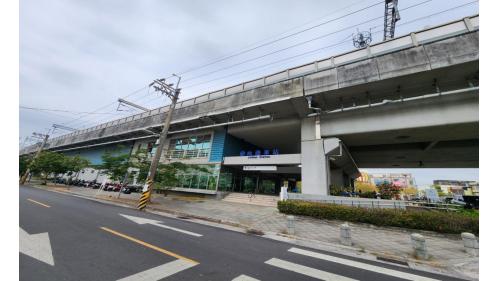 林邊站位於屏東縣林邊鄉，鐵路局配合林邊溪橋改建工程將站房改為高架，高架站房於2012年啓用。2019年12月20日配合南廻鐵路電氣工程，潮州到枋寮段電氣化通車。林邊溪橋位於林邊站與佳冬站之間。

&nbsp;