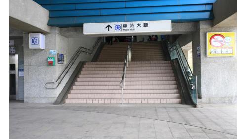 林邊站位於屏東縣林邊鄉，鐵路局配合林邊溪橋改建工程將站房改為高架，高架站房於2012年啓用。2019年12月20日配合南廻鐵路電氣工程，潮州到枋寮段電氣化通車。林邊溪橋位於林邊站與佳冬站之間。