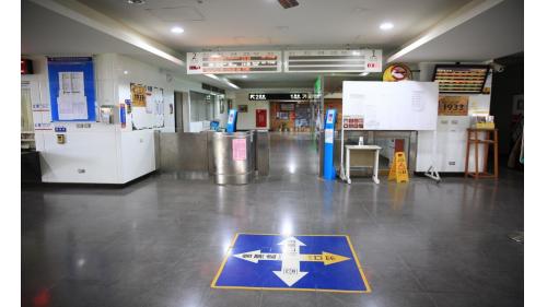 林邊站位於屏東縣林邊鄉，鐵路局配合林邊溪橋改建工程將站房改為高架，高架站房於2012年啓用。2019年12月20日配合南廻鐵路電氣工程，潮州到枋寮段電氣化通車。林邊溪橋位於林邊站與佳冬站之間。
&nbsp;