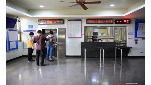 林邊站位於屏東縣林邊鄉，鐵路局配合林邊溪橋改建工程將站房改為高架，高架站房於2012年啓用。2019年12月20日配合南廻鐵路電氣工程，潮州到枋寮段電氣化通車。林邊溪橋位於林邊站與佳冬站之間。
&nbsp;