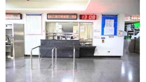 林邊站位於屏東縣林邊鄉，鐵路局配合林邊溪橋改建工程將站房改為高架，高架站房於2012年啓用。2019年12月20日配合南廻鐵路電氣工程，潮州到枋寮段電氣化通車。林邊溪橋位於林邊站與佳冬站之間。
&nbsp;
