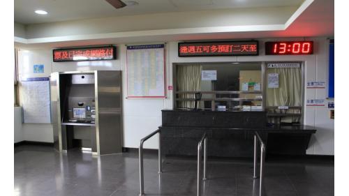 林邊站位於屏東縣林邊鄉，鐵路局配合林邊溪橋改建工程將站房改為高架，高架站房於2012年啓用。2019年12月20日配合南廻鐵路電氣工程，潮州到枋寮段電氣化通車。林邊溪橋位於林邊站與佳冬站之間。
&nbsp;