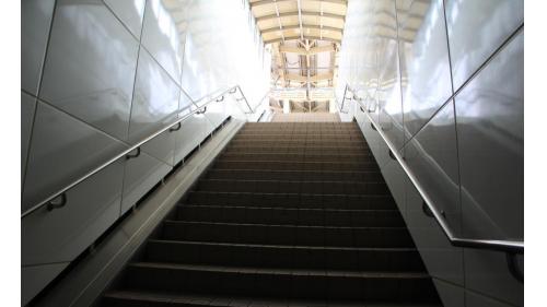 林邊站位於屏東縣林邊鄉，鐵路局配合林邊溪橋改建工程將站房改為高架，高架站房於2012年啓用。2019年12月20日配合南廻鐵路電氣工程，潮州到枋寮段電氣化通車。林邊溪橋位於林邊站與佳冬站之間。

&nbsp;