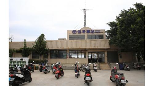 佳冬站位於屏東縣佳冬鄉，為一平面車站，島式月台二座。2019年12月20日配合南廻鐵路電氣工程，潮州到枋寮段電氣化通車。佳冬站與林邊站間有一座林邊溪橋。
&nbsp;