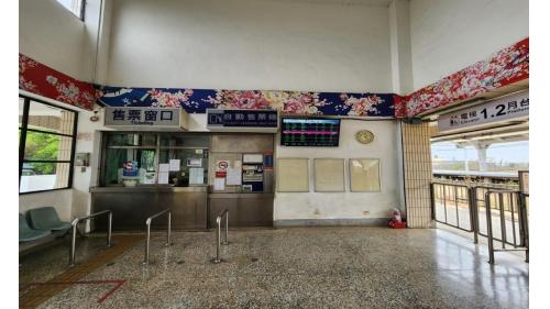 佳冬站位於屏東縣佳冬鄉，為一平面車站，島式月台二座。2019年12月20日配合南廻鐵路電氣工程，潮州到枋寮段電氣化通車。佳冬站與林邊站間有一座林邊溪橋。
&nbsp;