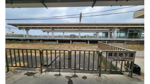 佳冬站位於屏東縣佳冬鄉，為一平面車站，島式月台二座。2019年12月20日配合南廻鐵路電氣工程，潮州到枋寮段電氣化通車。佳冬站與林邊站間有一座林邊溪橋。
&nbsp;