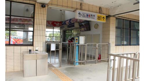 佳冬站位於屏東縣佳冬鄉，為一平面車站，島式月台二座。2019年12月20日配合南廻鐵路電氣工程，潮州到枋寮段電氣化通車。佳冬站與林邊站間有一座林邊溪橋。
&nbsp;