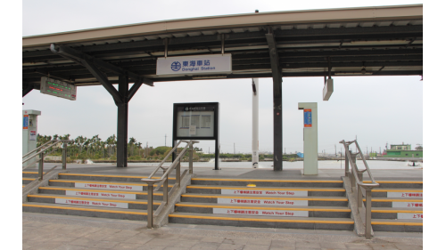東海站位於屏東縣枋寮鄉，為一平面車站，側式月台一座。2019年12月20日配合南廻鐵路電氣工程，潮州到枋寮段電氣化通車。在東海車站至枋寮車站之間，有一座北勢溪橋。