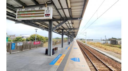 東海站位於屏東縣枋寮鄉，為一平面車站，側式月台一座。2019年12月20日配合南廻鐵路電氣工程，潮州到枋寮段電氣化通車。在東海車站至枋寮車站之間，有一座北勢溪橋。
&nbsp;