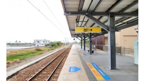 東海站位於屏東縣枋寮鄉，為一平面車站，側式月台一座。2019年12月20日配合南廻鐵路電氣工程，潮州到枋寮段電氣化通車。在東海車站至枋寮車站之間，有一座北勢溪橋。
&nbsp;