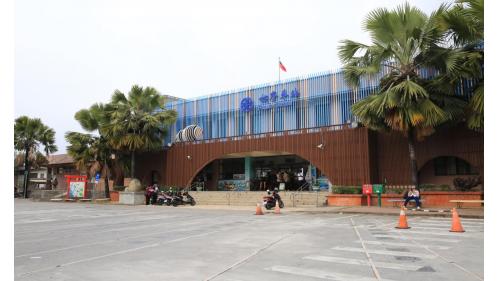 枋寮車站位於屏東縣枋寮鄉，位於東海站和加祿站之間，站體為平面車站，有島式月台兩座。為臺灣鐵路管理局屏東線、南迴線的鐵路車站，是屏東縣境內的第三大站。1991年12月16日於枋寮站舉辦南廻鐵路通車典禮。2019年12月20日配合南廻鐵路電氣工程，潮州到枋寮段電氣化通車。
&nbsp;