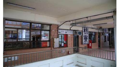 枋寮車站位於屏東縣枋寮鄉，位於東海站和加祿站之間，站體為平面車站，有島式月台兩座。為臺灣鐵路管理局屏東線、南迴線的鐵路車站，是屏東縣境內的第三大站。1991年12月16日於枋寮站舉辦南廻鐵路通車典禮。2019年12月20日配合南廻鐵路電氣工程，潮州到枋寮段電氣化通車。
&nbsp;