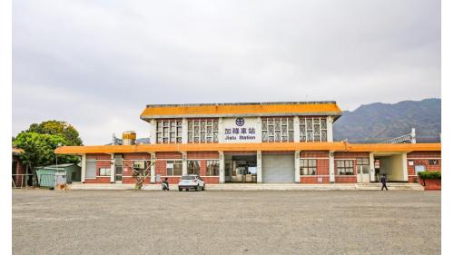 加祿車站位於屏東縣枋山鄉，1992年10月設立，早期作為軍事運輸及車輛之用，故車站腹地廣闊，但使用人數較少，被稱作「最大的小站」。加祿車站是少數仍在販售名片式車票之車站，可購買「加祿 - 東海」吉祥票，象徵「嘉官晉祿，福如東海」。車站為平面車站，設有島式月台2座，透過地下道連接。
&nbsp;