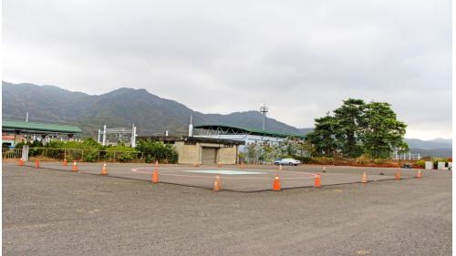 加祿車站位於屏東縣枋山鄉，1992年10月設立，早期作為軍事運輸及車輛之用，故車站腹地廣闊，但使用人數較少，被稱作「最大的小站」。加祿車站是少數仍在販售名片式車票之車站，可購買「加祿 - 東海」吉祥票，象徵「嘉官晉祿，福如東海」。車站為平面車站，設有島式月台2座，透過地下道連接。
&nbsp;