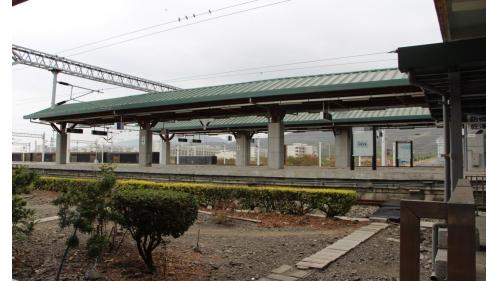 加祿車站位於屏東縣枋山鄉，1992年10月設立，早期作為軍事運輸及車輛之用，故車站腹地廣闊，但使用人數較少，被稱作「最大的小站」。加祿車站是少數仍在販售名片式車票之車站，可購買「加祿 - 東海」吉祥票，象徵「嘉官晉祿，福如東海」。車站為平面車站，設有島式月台2座，透過地下道連接。
&nbsp;