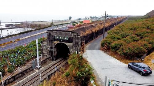 嘉和遮體位於屏東縣枋山鄉的加祿及內獅車站間，是一座沒有人的人工隧道，因為附近是國軍重要的演訓基地，隧道是為了避免砘彈誤擊的強化工程，長1,180公尺，1991年9月竣工。係為防止國軍砲彈誤擊而興建，結構經過強化，是全臺鐵路系統中唯一建於平地之隧道。