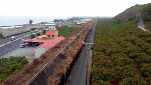 嘉和遮體位於屏東縣枋山鄉的加祿及內獅車站間，是一座沒有人的人工隧道，因為附近是國軍重要的演訓基地，隧道是為了避免砘彈誤擊的強化工程，長1,180公尺，1991年9月竣工。係為防止國軍砲彈誤擊而興建，結構經過強化，是全臺鐵路系統中唯一建於平地之隧道。