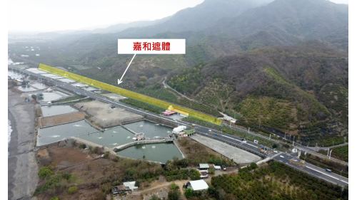嘉和遮體位於屏東縣枋山鄉的加祿及內獅車站間，是一座沒有人的人工隧道，因為附近是國軍重要的演訓基地，隧道是為了避免砘彈誤擊的強化工程，長1,180公尺，1991年9月竣工。係為防止國軍砲彈誤擊而興建，結構經過強化，是全臺鐵路系統中唯一建於平地之隧道。