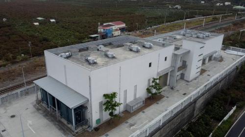 內獅變電站位於加祿站與內獅站之間，是為因應南迴鐵路電氣化新設大武變電站及內獅變電站兩座 兩變電站節能、節水、綠化及景觀等 均參考綠建築等級標準。