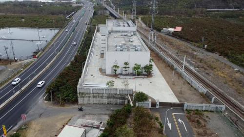 內獅變電站位於加祿站與內獅站之間，是為因應南迴鐵路電氣化新設大武變電站及內獅變電站兩座 兩變電站節能、節水、綠化及景觀等 均參考綠建築等級標準。
&nbsp;