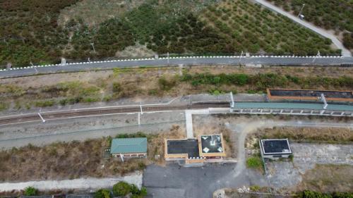 內獅車站位於屏東縣枋山鄉，位於加祿至枋山間，為臺灣鐵路管理局南迴線的鐵路車站。得名於一旁獅子鄉內獅村，設立於1992年10月5日，最初為簡易站，並由加祿車站管理，後於1993年11月1日降為招呼站。
&nbsp;