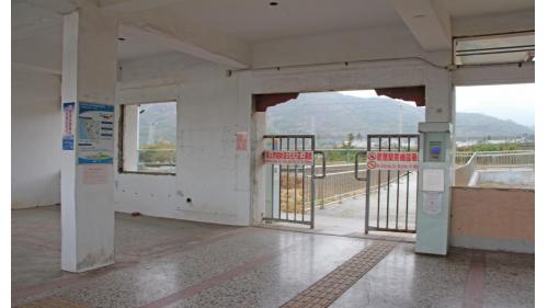 內獅車站位於屏東縣枋山鄉，位於加祿至枋山間，為臺灣鐵路管理局南迴線的鐵路車站。得名於一旁獅子鄉內獅村，設立於1992年10月5日，最初為簡易站，並由加祿車站管理，後於1993年11月1日降為招呼站。