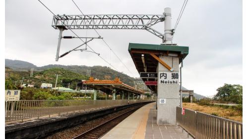 內獅車站位於屏東縣枋山鄉，位於加祿至枋山間，為臺灣鐵路管理局南迴線的鐵路車站。得名於一旁獅子鄉內獅村，設立於1992年10月5日，最初為簡易站，並由加祿車站管理，後於1993年11月1日降為招呼站。
&nbsp;