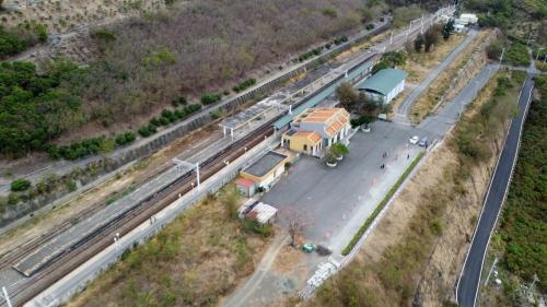 枋山車站，地理位置奇佳，踞山面海、坐擁海天一色美景，也是台灣鐵路系統最南端，為台灣鐵灣最南邊的車站，南廻鐵路從枋山車站後即進入中央山脈。
&nbsp;